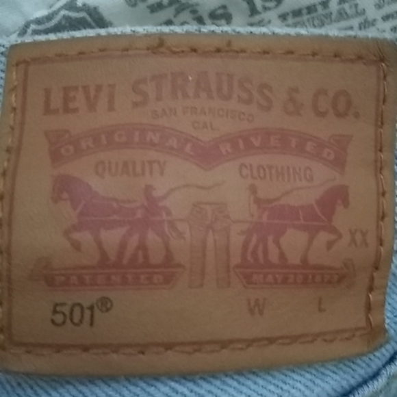 FINAL MARKDOWN LEVI’S 501 distressed denim shorts 28 waistline - Picture 14 of 15